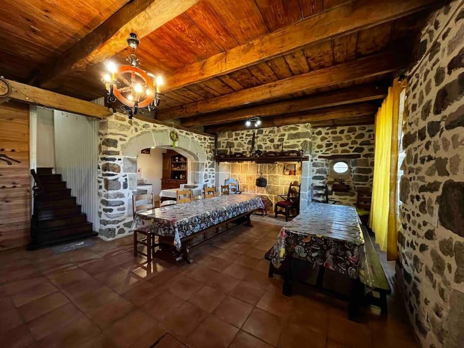 Gite A La Ferme Au Coeur De L'Auvergne Saint-Hippolyte  Esterno foto
