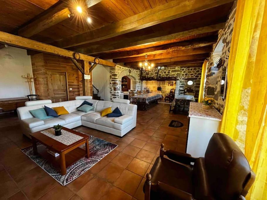 Gite A La Ferme Au Coeur De L'Auvergne Saint-Hippolyte  Esterno foto