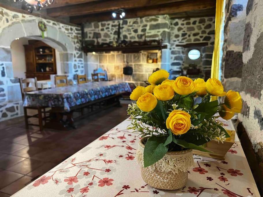 Gite A La Ferme Au Coeur De L'Auvergne Saint-Hippolyte  Esterno foto